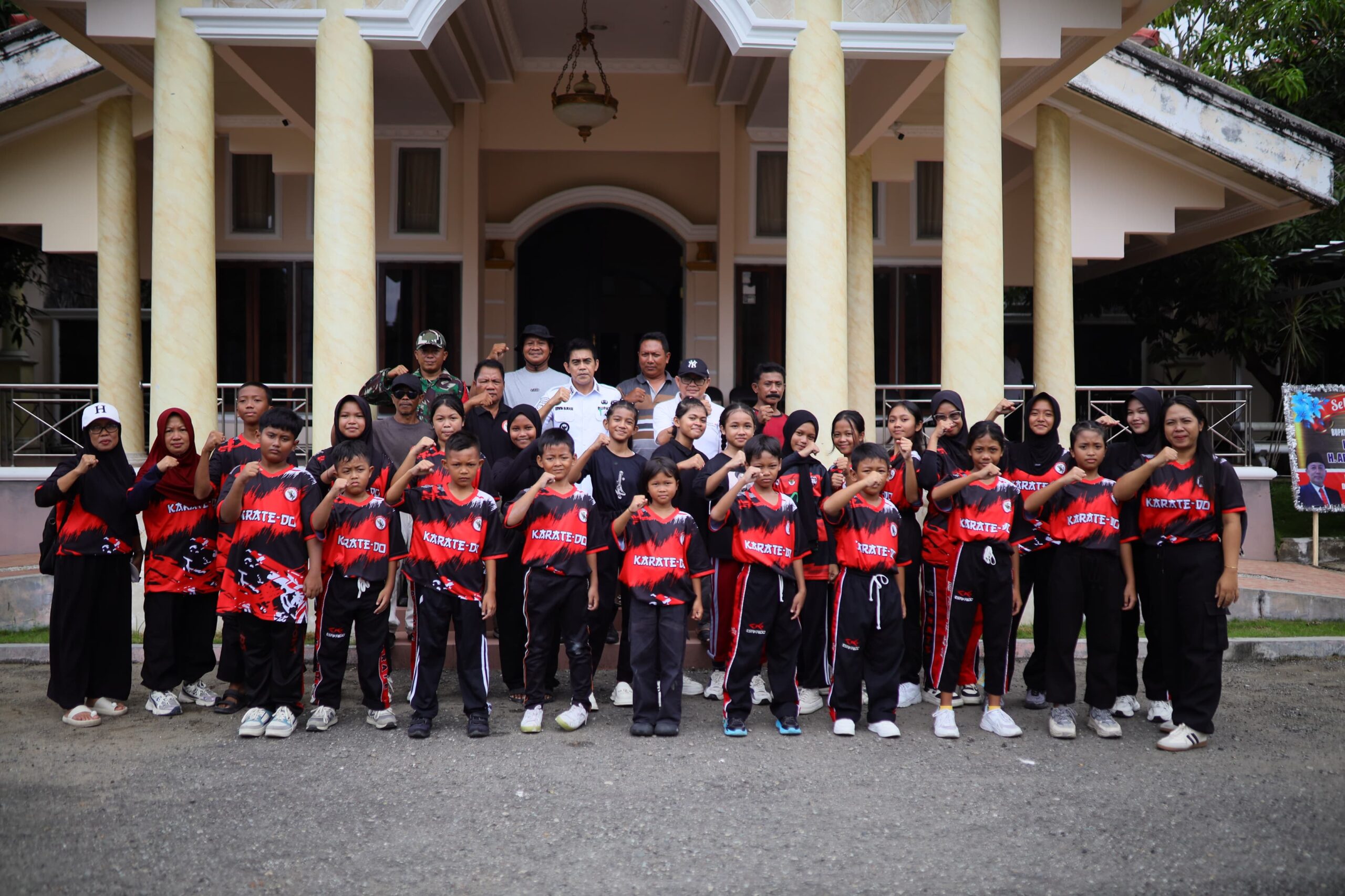 Bupati Parimo Lepas Keberangkatan 23 Atlet Karate LEMKARI