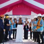 Terangi Wilayah Terpencil, Gubernur Sulteng Nyalakan Listrik Perdana di Desa Olu