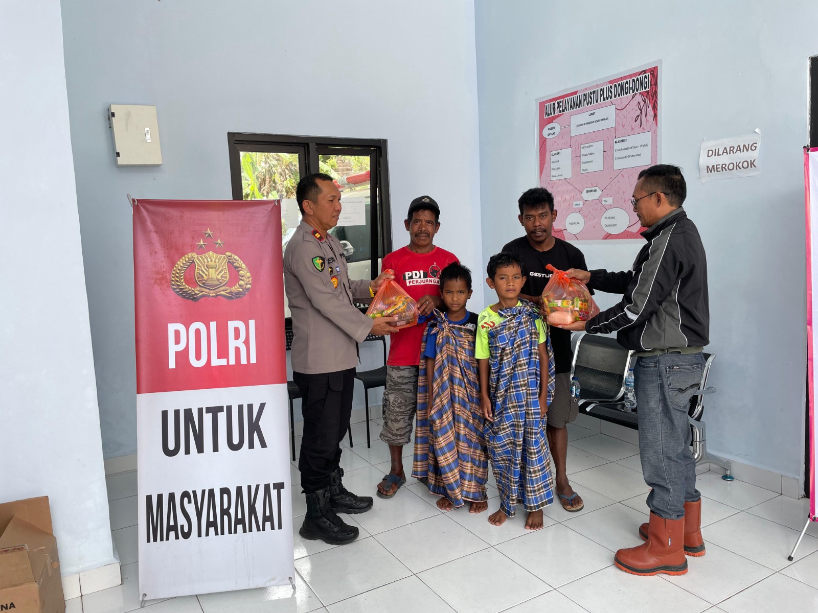 Kapolsek Lore Utara Pimpin Sunatan Massal dan Pembagian Sembako di Dongi-dongi