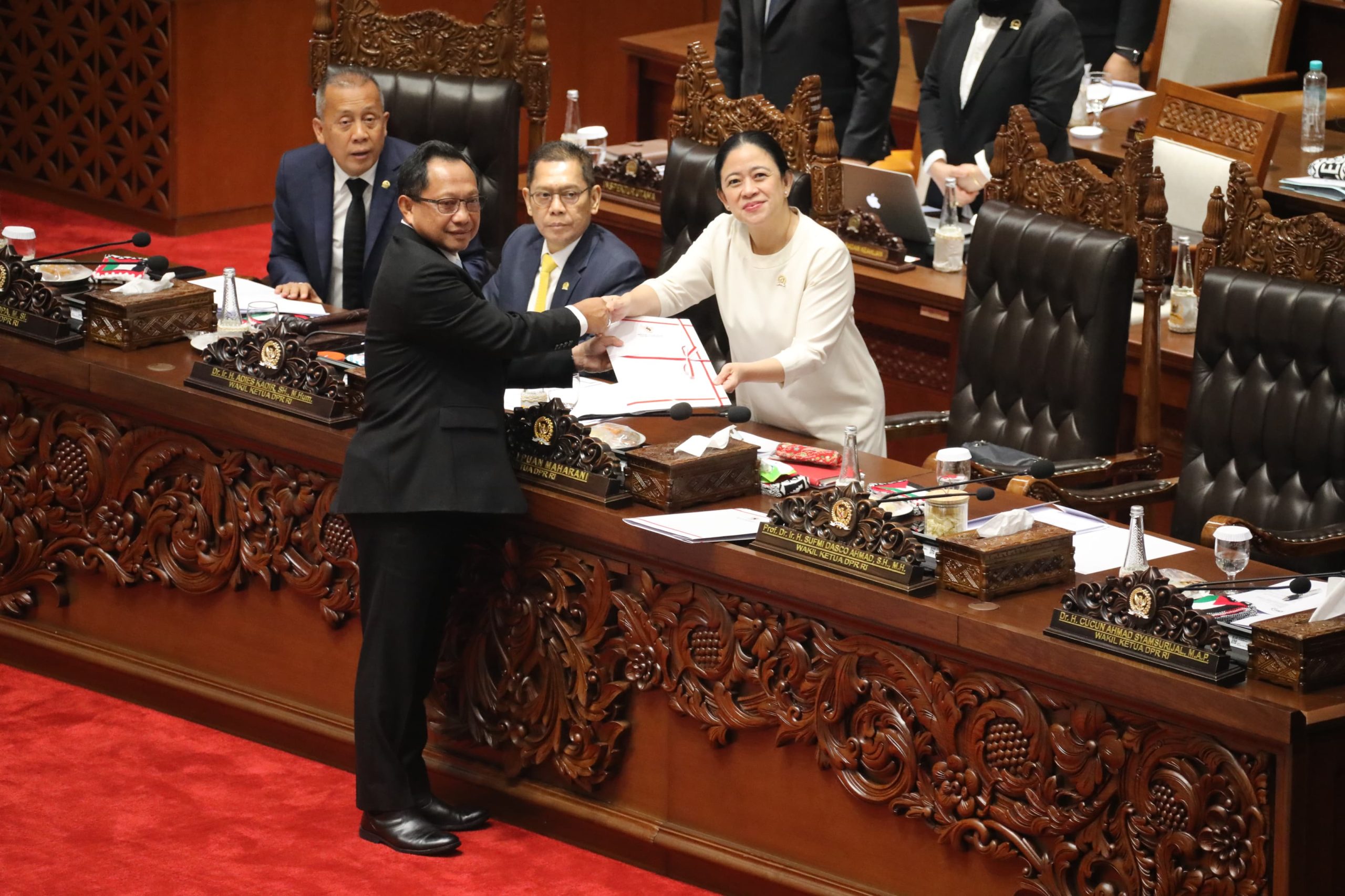 Pemerintah dan DPR RI Sahkan 10 UU Daerah, Akhiri Ketidakjelasan Status Wilayah