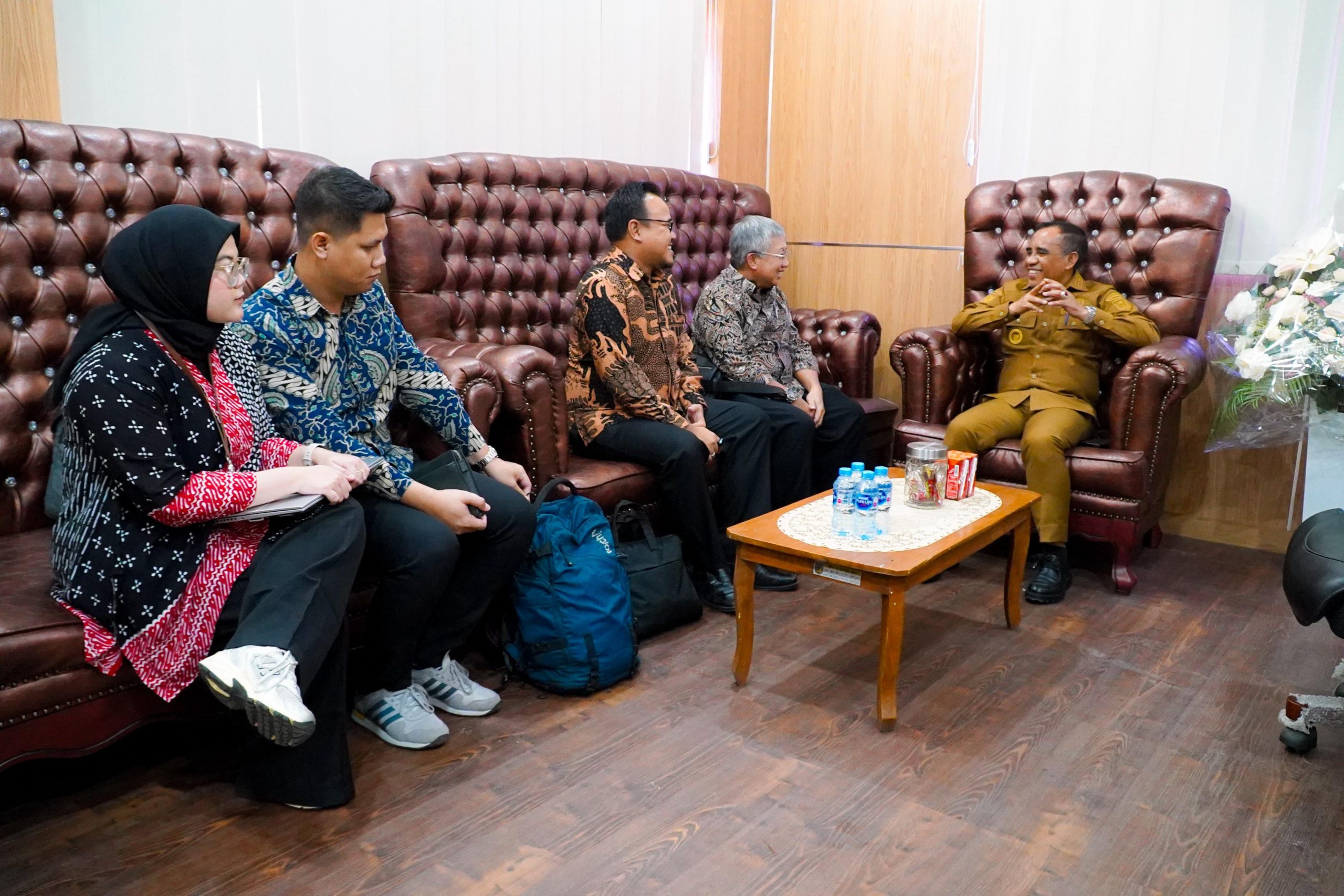 Tekan Biaya Operasional, Gubernur Sulteng Dorong Efisiensi Energi Lewat PLTS