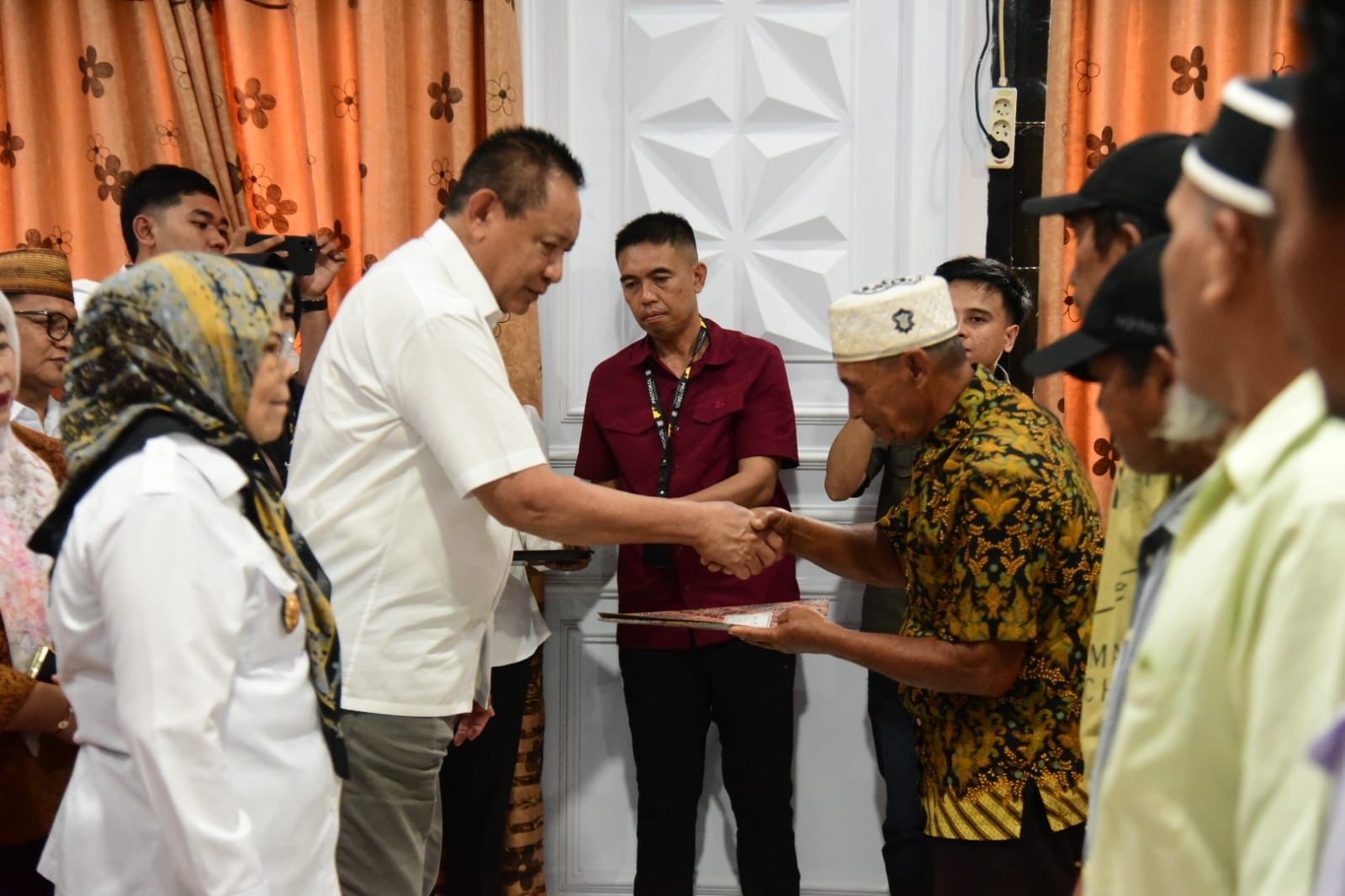 Sertifikat Tanah Diserahkan, Warga Transmigran Boalemo Didorong Mandiri secara Ekonomi