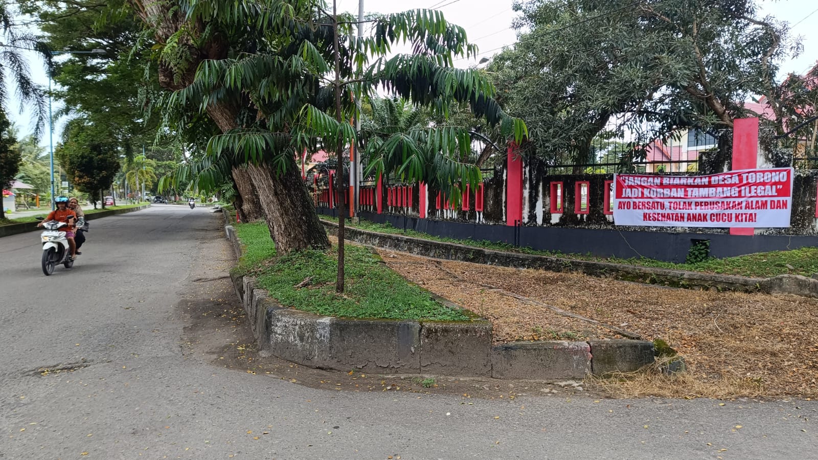 Teror Baliho Tambang Ilegal Torono di DPRD Parimo: Pesan Ajakan Tolak Perusakan Alam