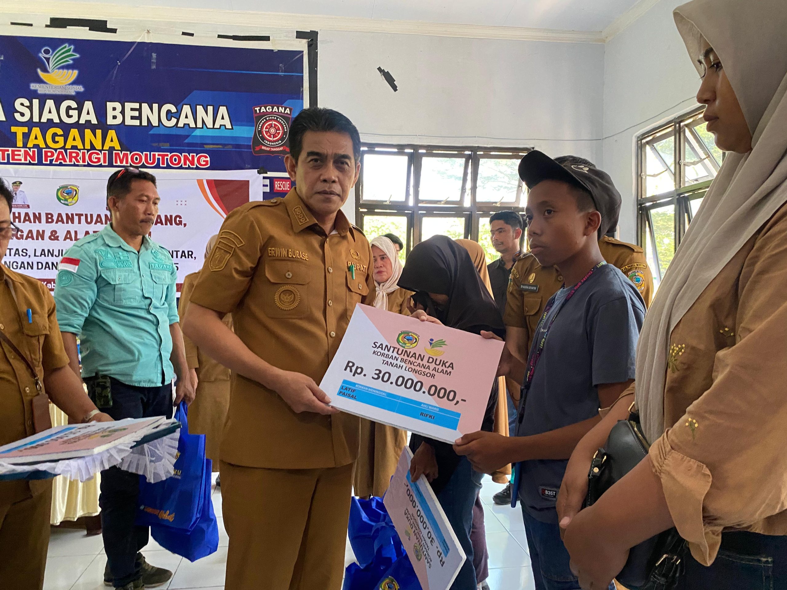 Bupati Parimo Salurkan Santunan Duka untuk Keluarga Korban Longsor di Tirtanagaya