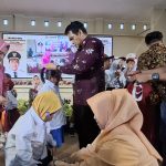 Bagikan Seragam Gratis, Bupati Parimo Pastikan Semua Anak Bisa Bersekolah