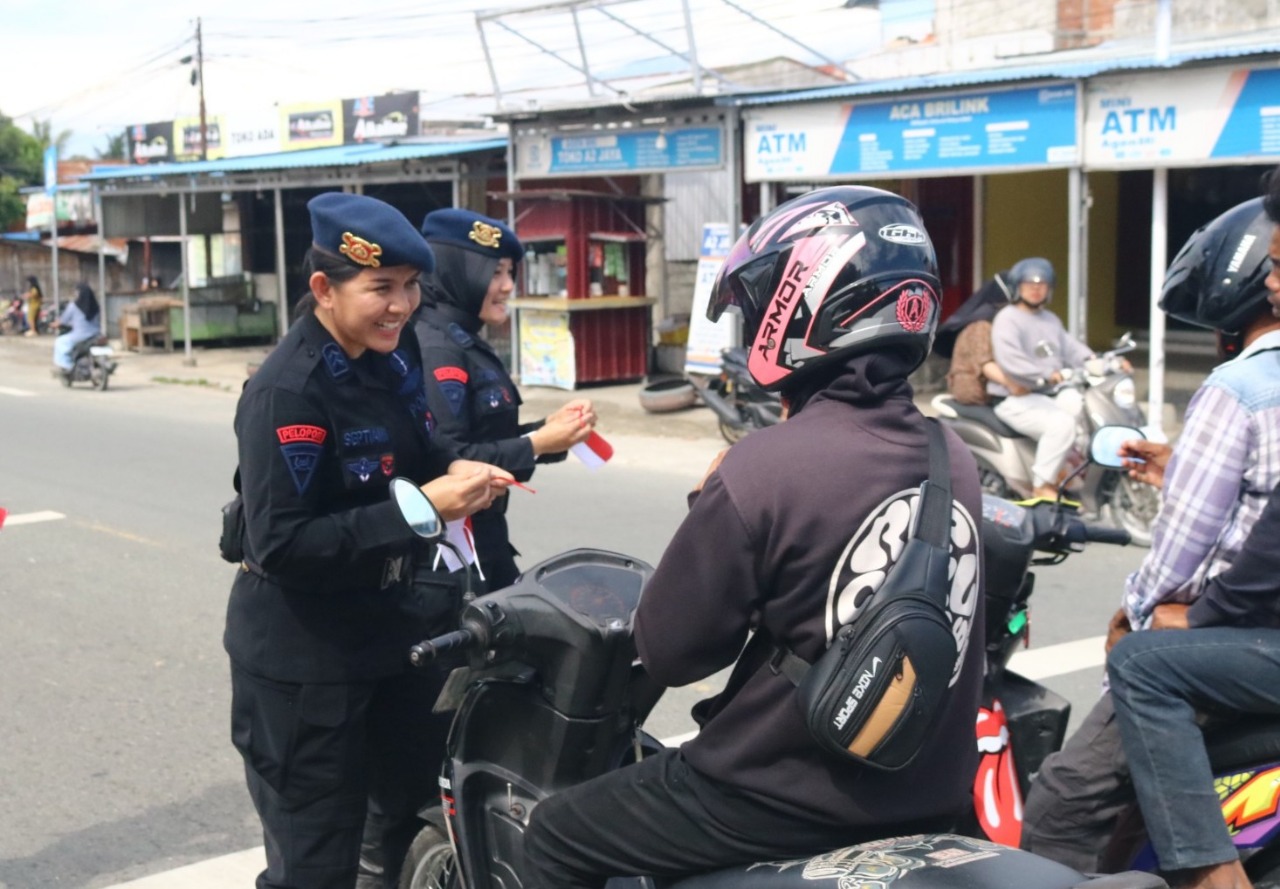 Brimob Sulteng Ajak Warga Kibarkan Merah Putih Lewat Aksi Humanis