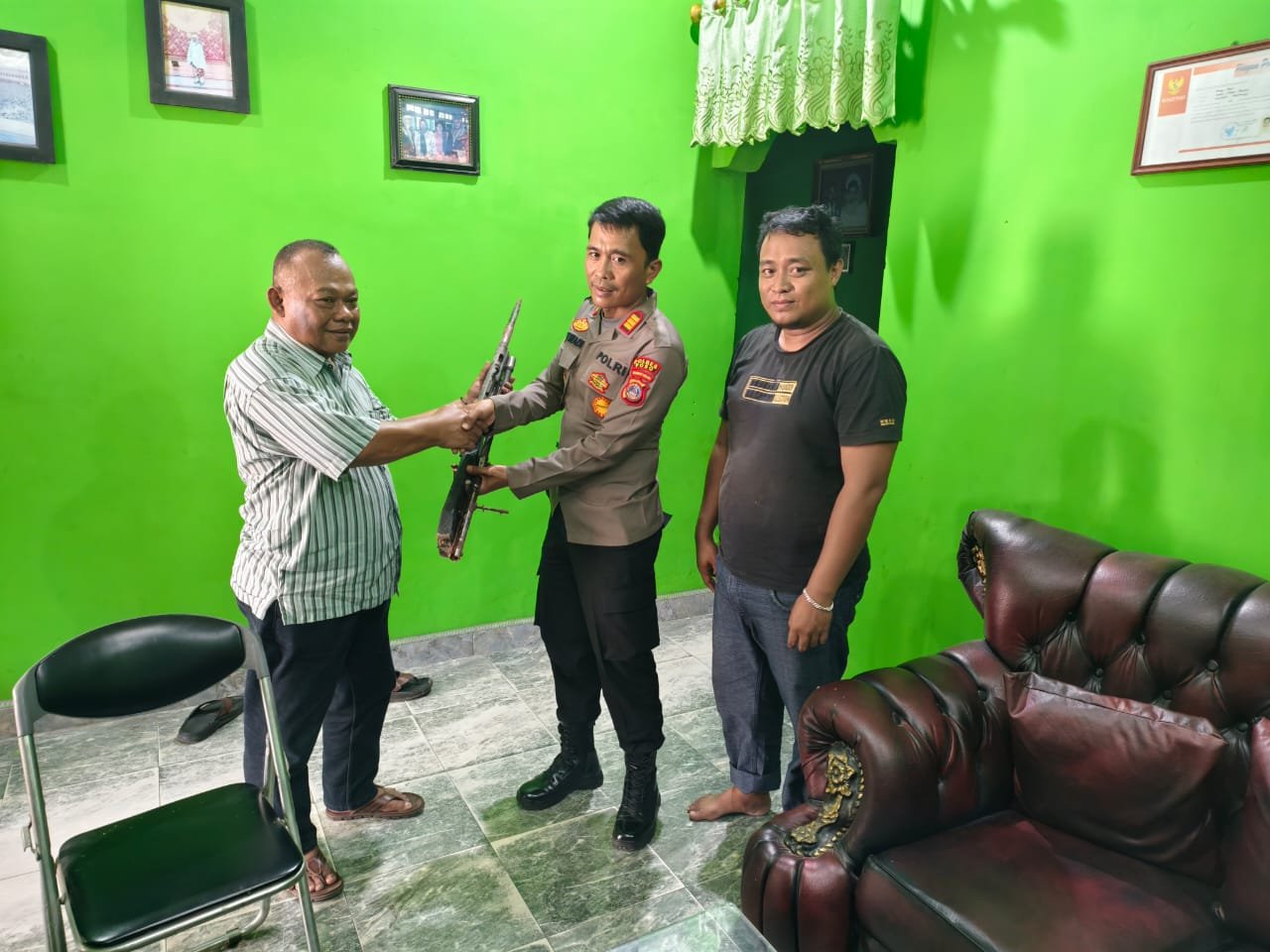 Temuan Warga di Poso, DPRD Sulteng Serahkan Dua Senjata Rakitan ke Satgas Madago Raya