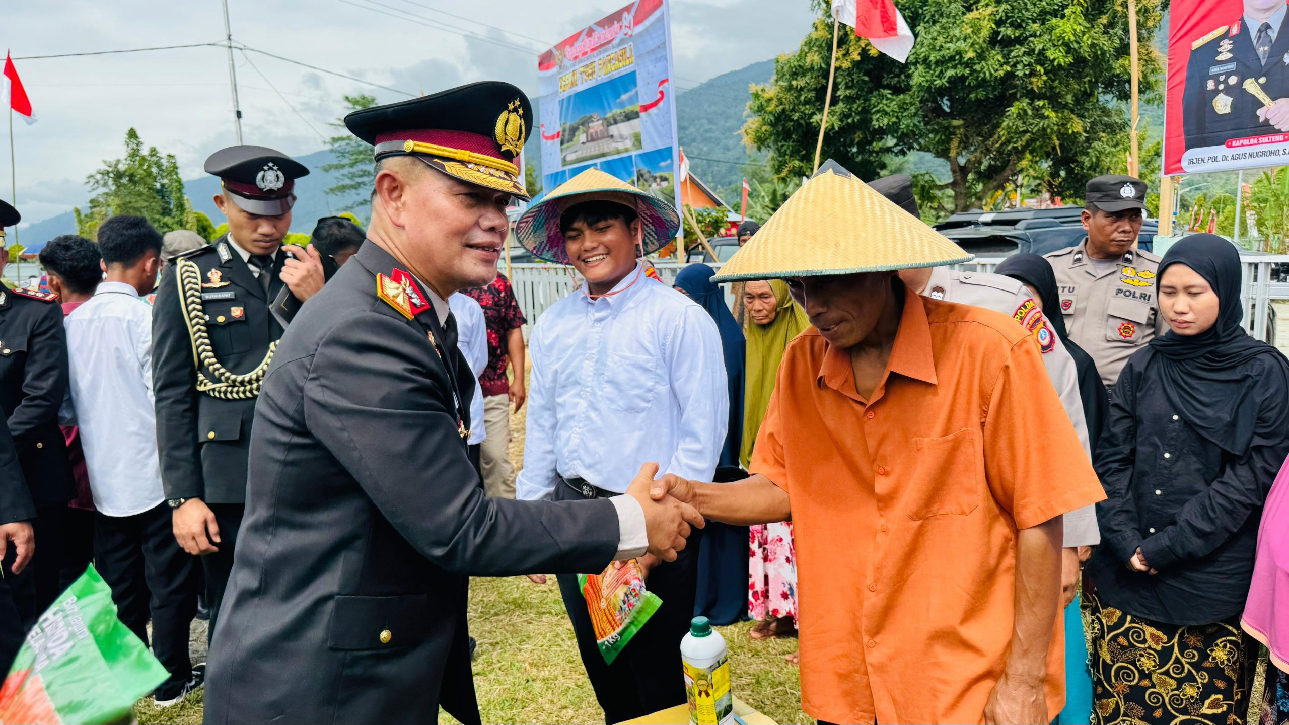 Polri Perkuat Kedekatan dengan Warga Poso Lewat Baksos Pertanian dan Kesehatan