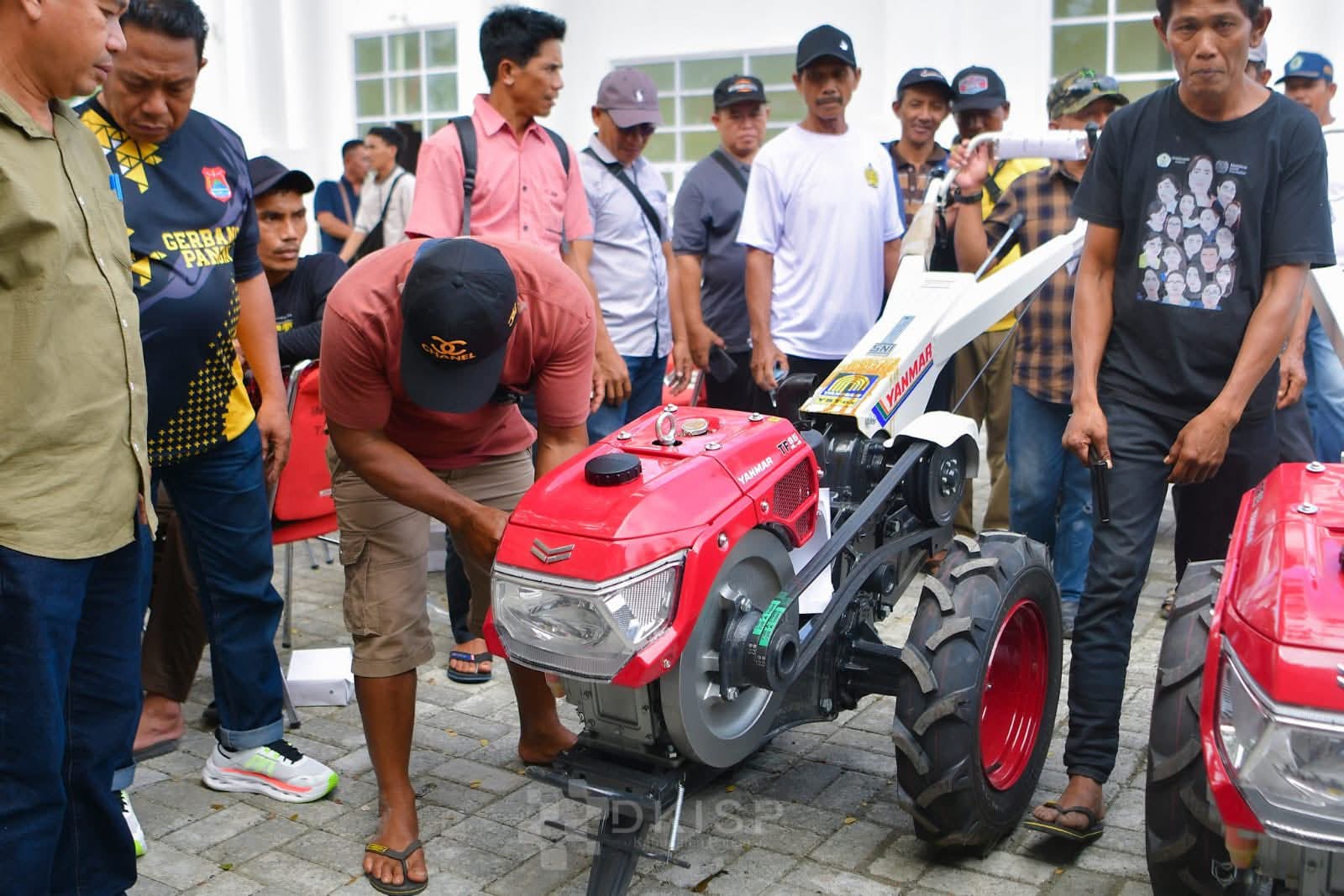 Petani Toili Barat Bersyukur Dapat Bantuan Hand Tractor dari Dinas TPHP Banggai