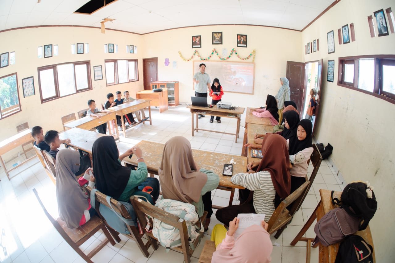 Tantangan Baru, Seniman Irwan Ajarkan Film ke Siswa SD di Parimo
