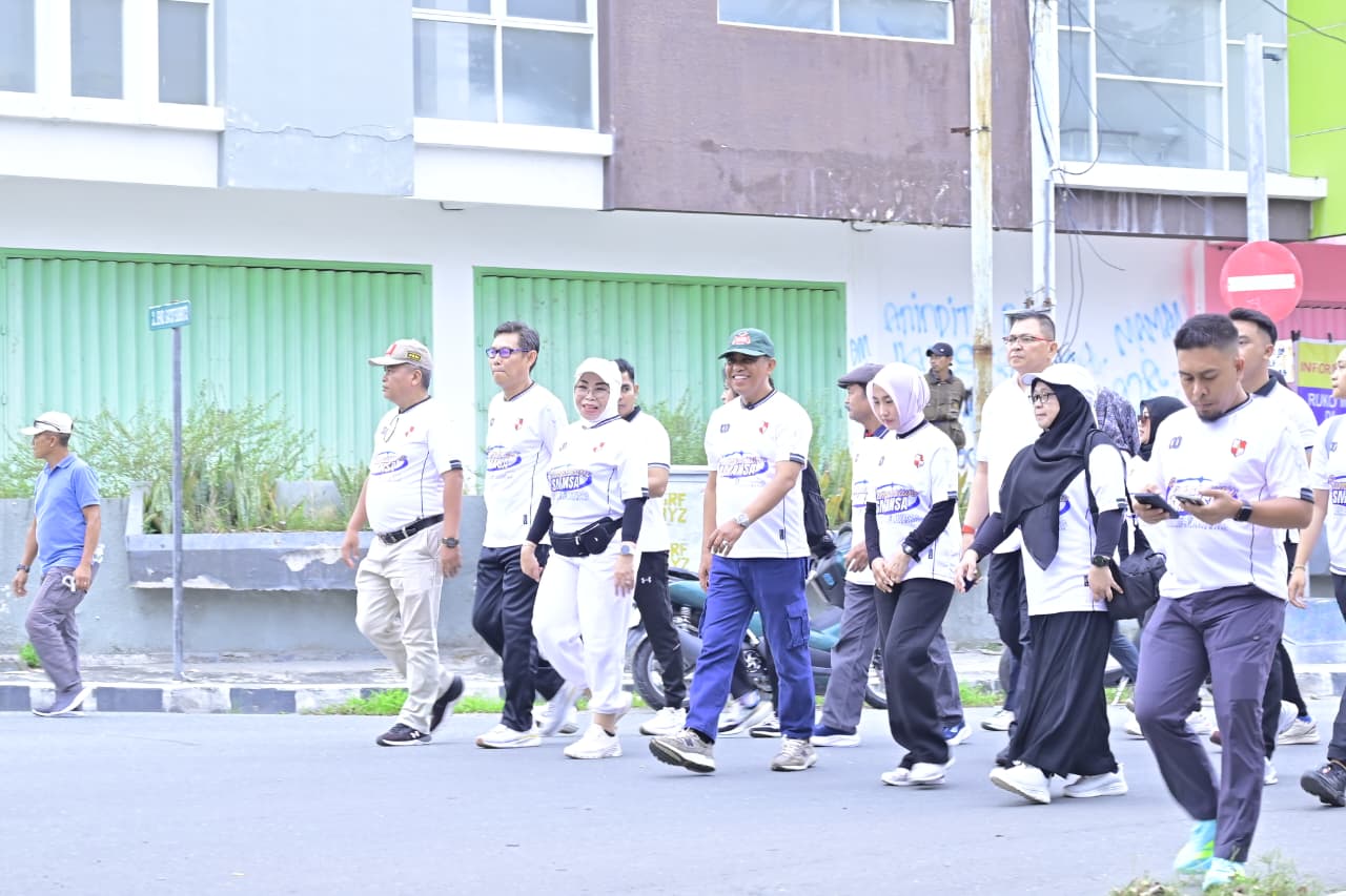 Kebersamaan Lintas Generasi Warnai Fun Walk HUT ke-67 SMAN 1 Palu