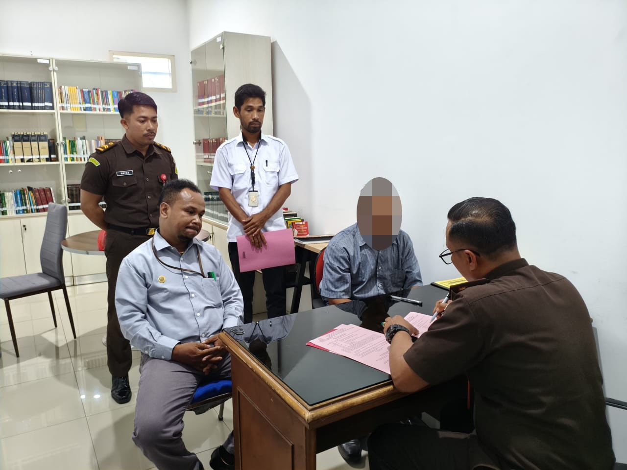 Polsek Batui Serahkan Tersangka Kekerasan Anak ke Kejari Banggai