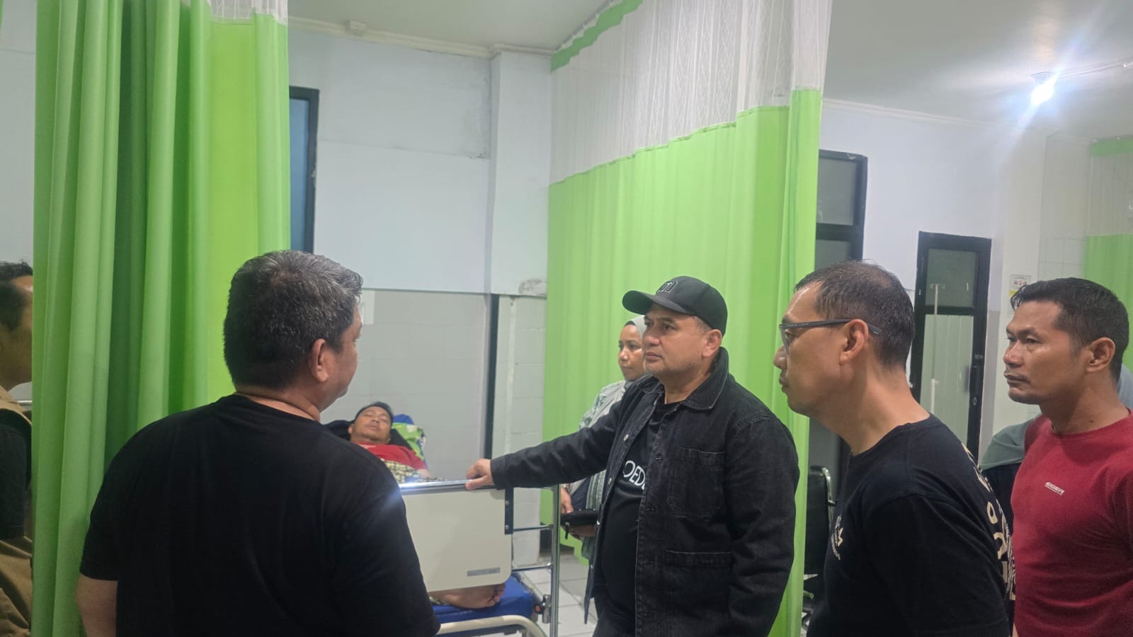 Wali Kota Makassar Jenguk Pegawai Pemkot Korban Demo DPRD di RS Grestelina