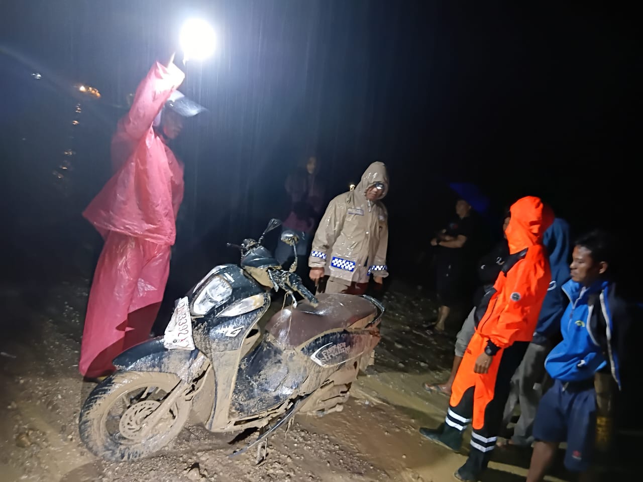 Polres Parimo Evakuasi Kendaraan Terjebak Longsor di Jalur Kebun Kopi