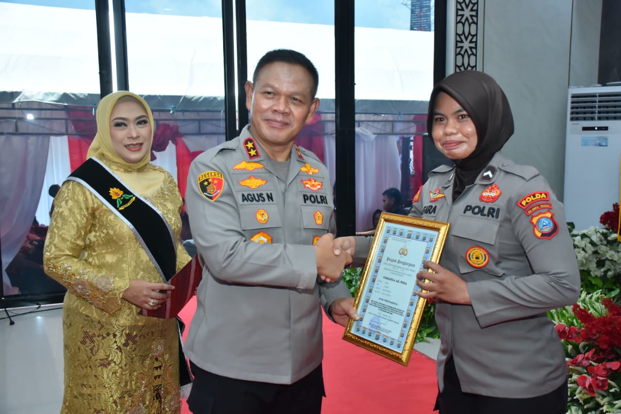 Hari Jadi ke-77, Polwan Berprestasi Terima Penghargaan dari Kapolda Sulteng