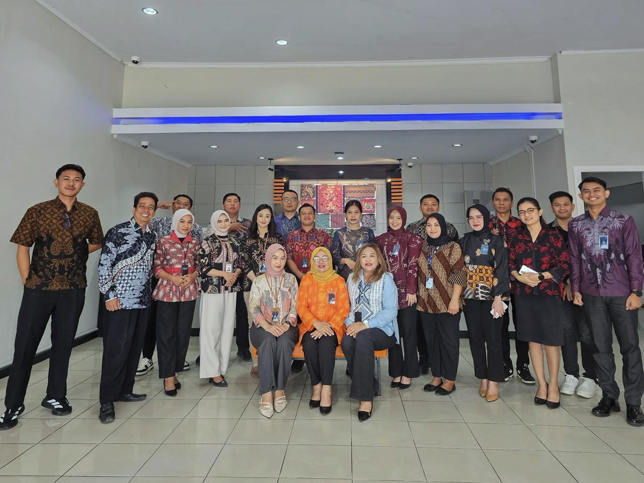 Karyawan BRI Ampana Kenakan Batik, ramaikan Peringatan Batik Nasional