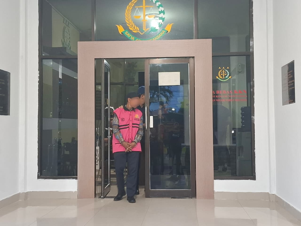 Ditetapkan Tersangka Korupsi Dana Desa, Kades Sausu Auma Ditahan Jaksa Ditetapkan Tersangka Korupsi Dana Desa, Kades Sausu Auma Ditahan Jaksa