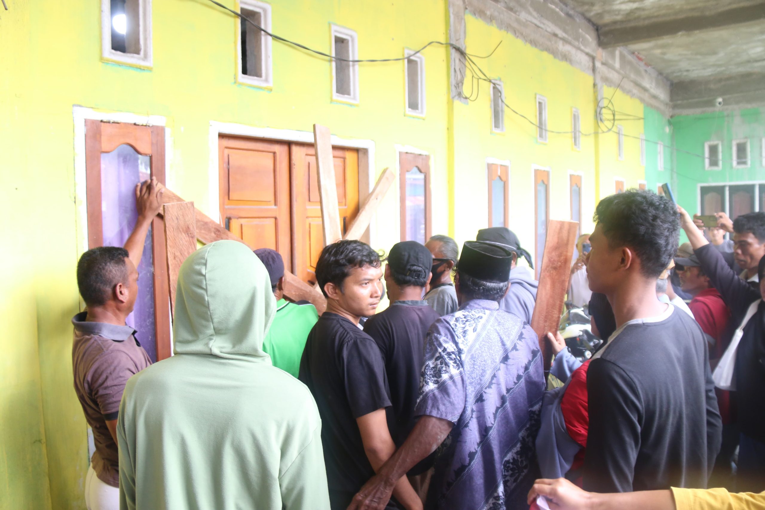 Pelayanan Publik Lumpuh Akibat Penyegelan Kantor Desa Torue