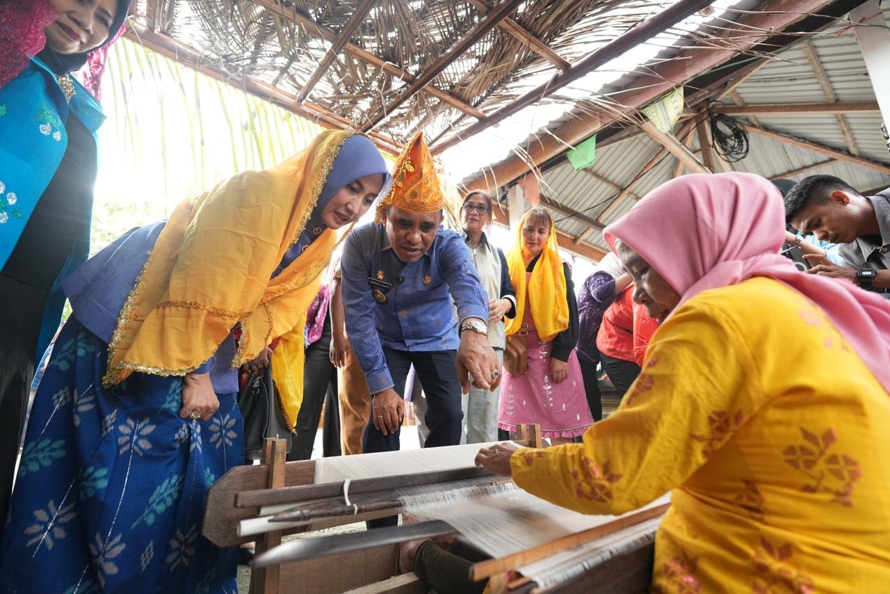 Towale Disiapkan Jadi Poros Ekonomi Kreatif, Tenun Donggala Bidik Pasar Dunia