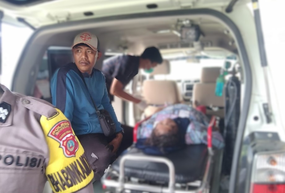 Warga Temukan Wanita Tergeletak di Jalan Perkebunan Toili Jaya