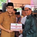 Bupati Parimo Berikan Bantuan Hibah Keagamaan untuk Pengembangan Ponpes