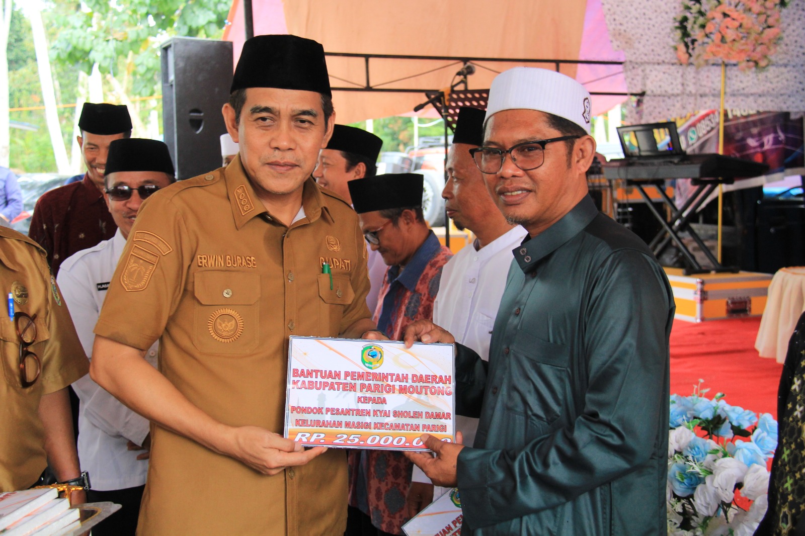 Bupati Parimo Berikan Bantuan Hibah Keagamaan untuk Pengembangan Ponpes