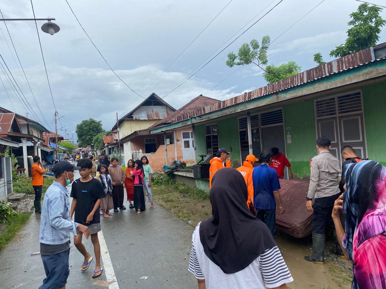Tim SAR Evakuasi Warga Terdampak Banjir di Desa Wani Donggala