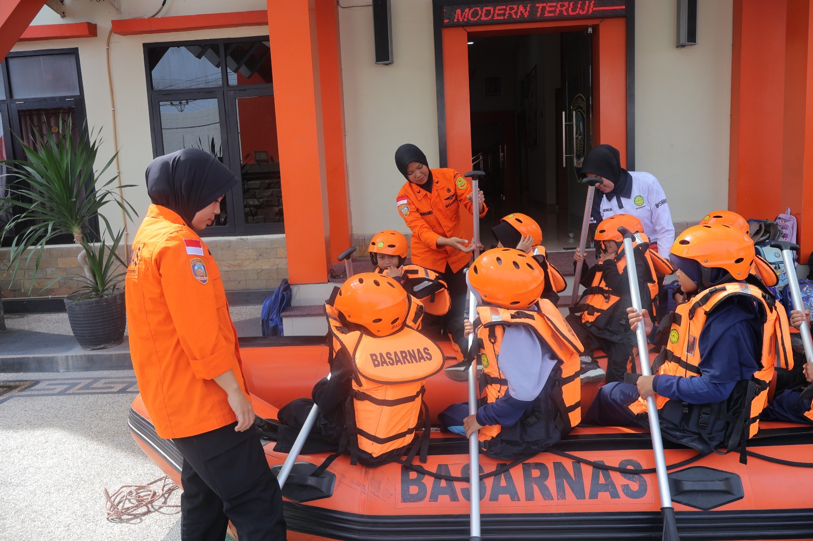 Tanamkan Budaya Siaga Bencana Sejak Dini, Siswa SDIT Izzul Islam Kunjungi Kantor SAR Palu