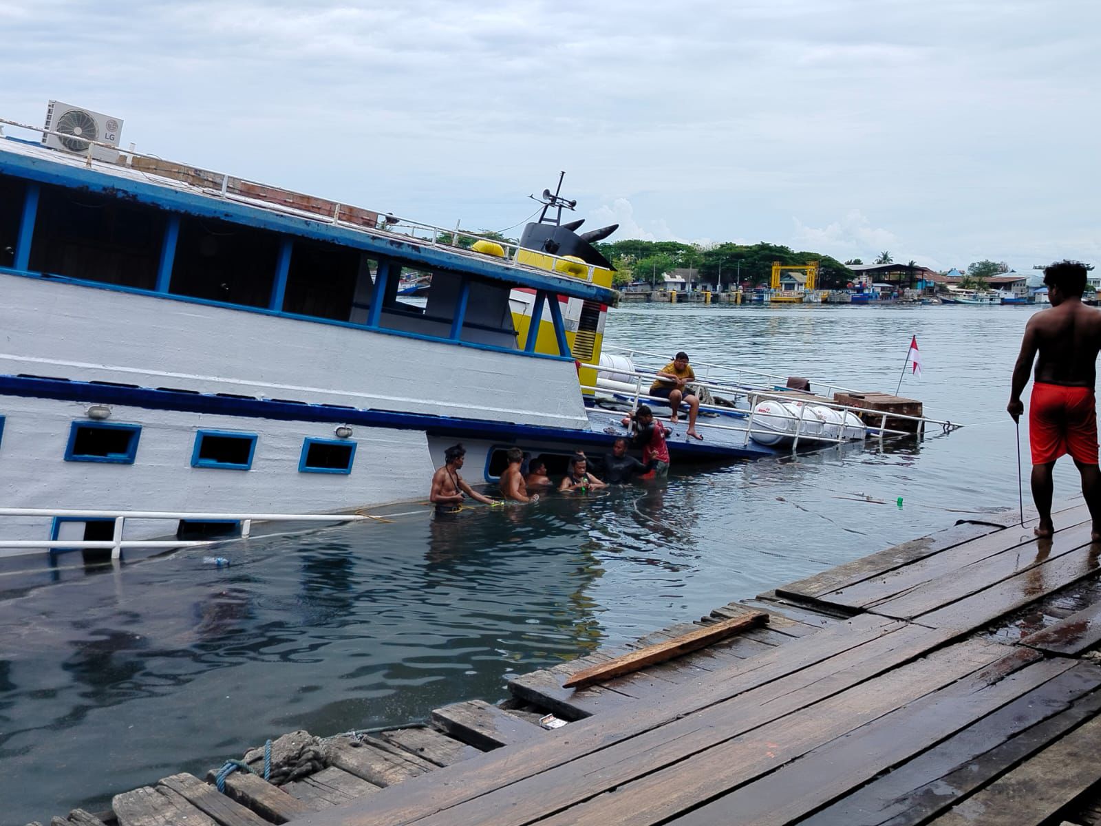 Muatan Tak Seimbang, KM Sumber Raya 03 Karam Saat Bersandar di Luwuk