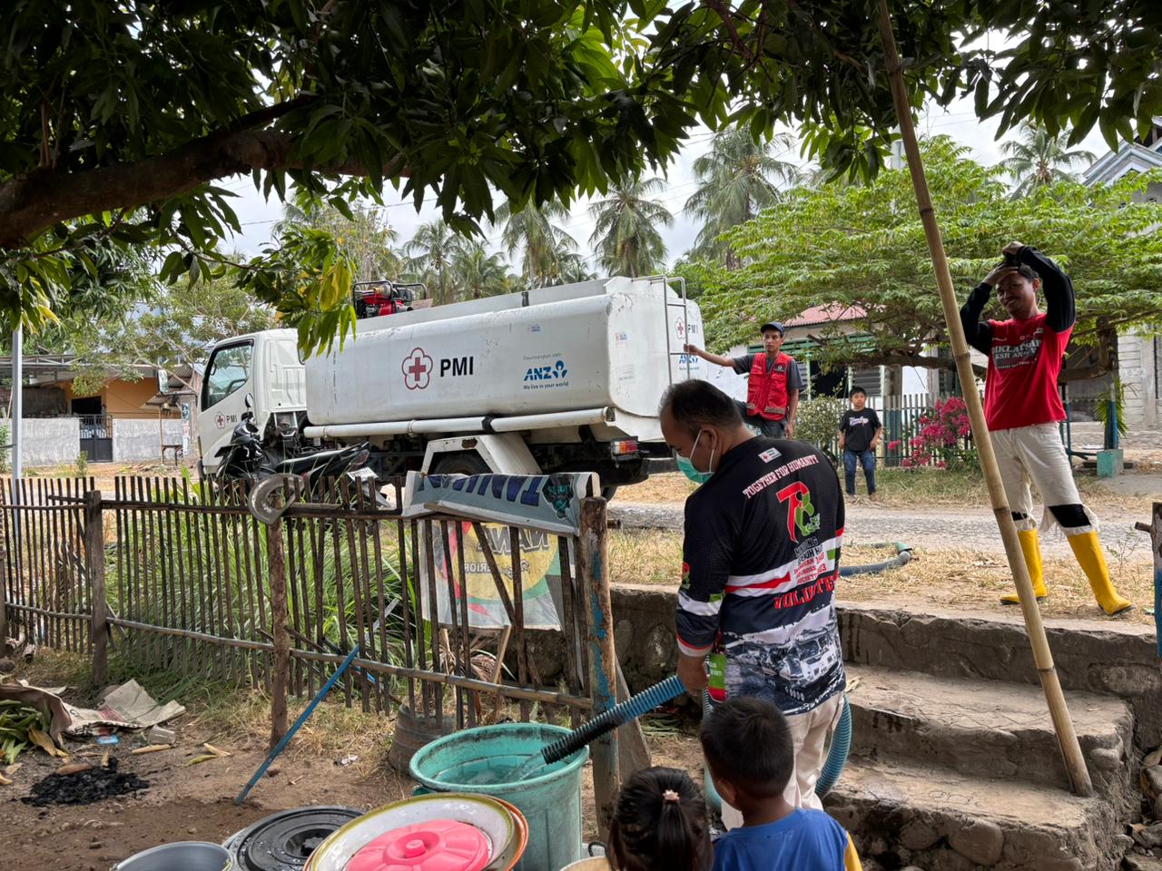 Respons Darurat Kekeringan, PMI Parimo Distribusikan Air Bersih ke Desa Terdampak