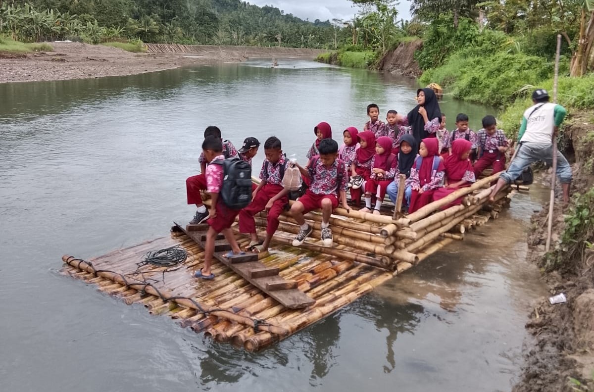 Akses Terisolasi, Putusnya Jembatan di Sojol Ancam Keselamatan Pelajar