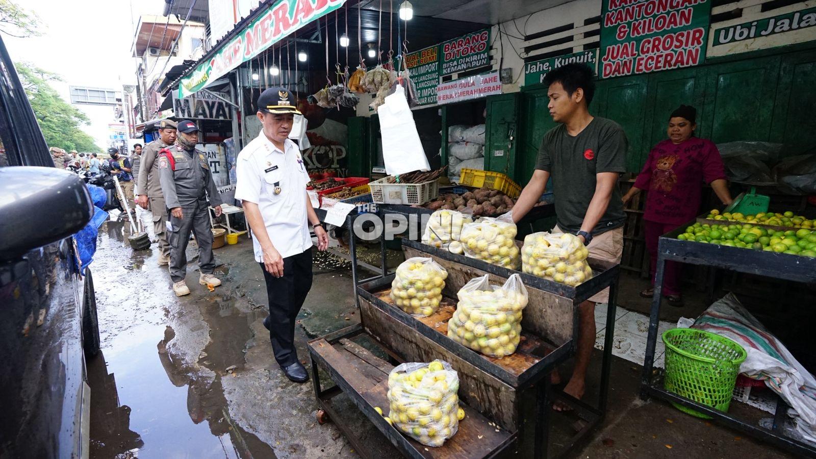 Camat di Makassar Prioritaskan Dialog, Pedagang Diminta Bongkar Mandiri Lapak di Atas Drainase