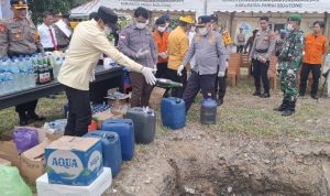 Cegah Kriminalitas, Polres Parimo Musnahkan Ratusan Liter Miras