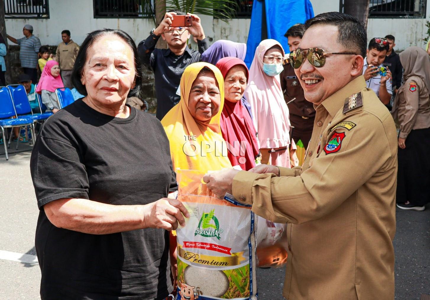 Bupati Banggai Tanggung Selisih Harga, Pasar Murah Beri Diskon Langsung untuk Warga