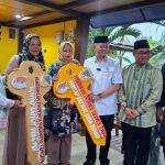 Ramadan di Sigi, Gubernur Sulteng Serahkan Rumah Bantuan dan Sembako untuk Warga