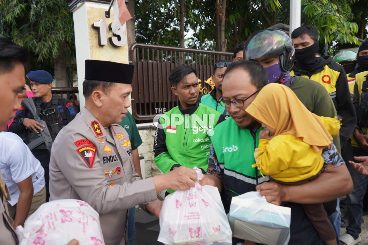 Kapolda Sulteng Bagikan 1.000 Takjil untuk Pengguna Jalan di Palu
