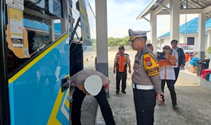Polisi Periksa Kelayakan Bus di Terminal Mamboro Palu Jelang Arus Mudik Polisi Periksa Kelayakan Bus di Terminal Mamboro Palu Jelang Arus Mudik