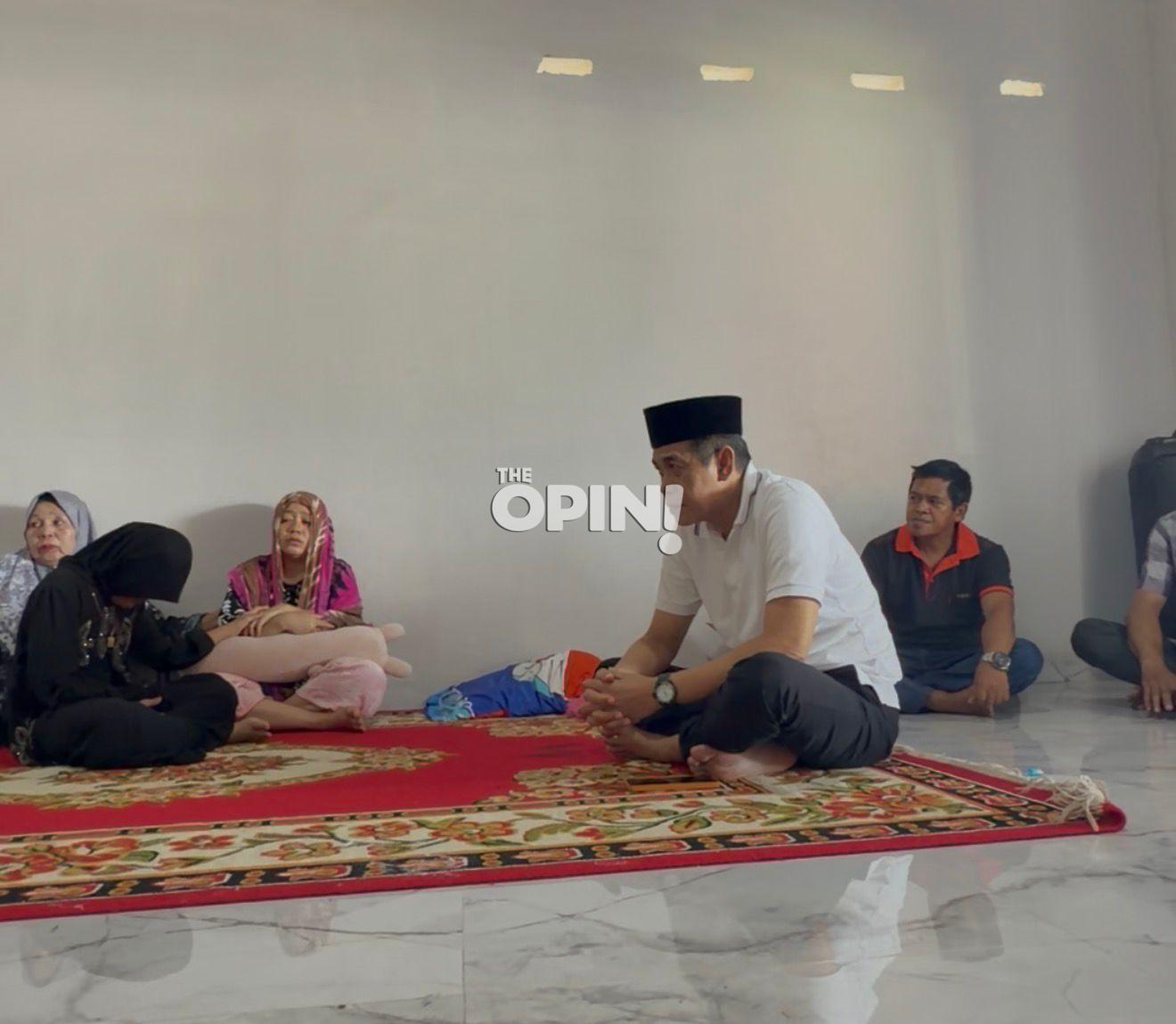 Bupati Parimo Kunjungi Keluarga Korban Pohon Tumbang, Respons Permintaan Perawatan Intensif