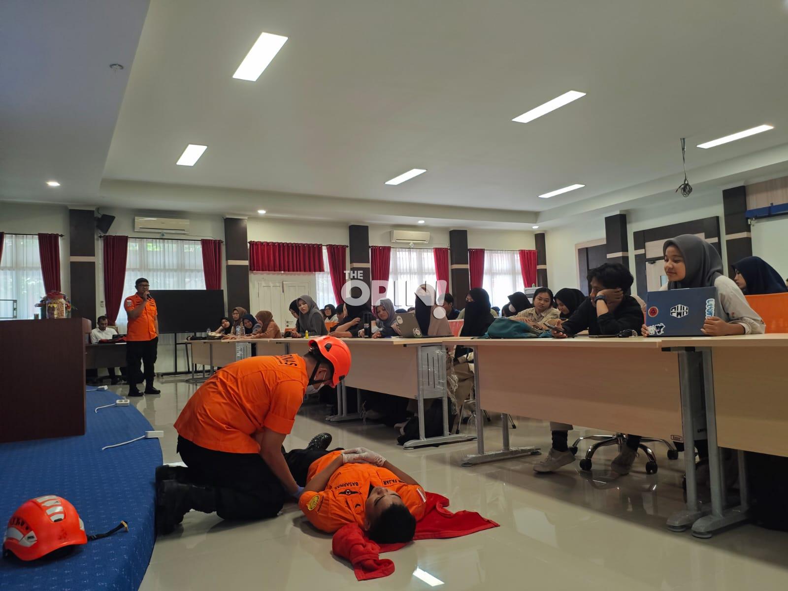 Hadapi Situasi Darurat, SAR Palu Latih Mahasiswa Untad Lewat Simulasi
