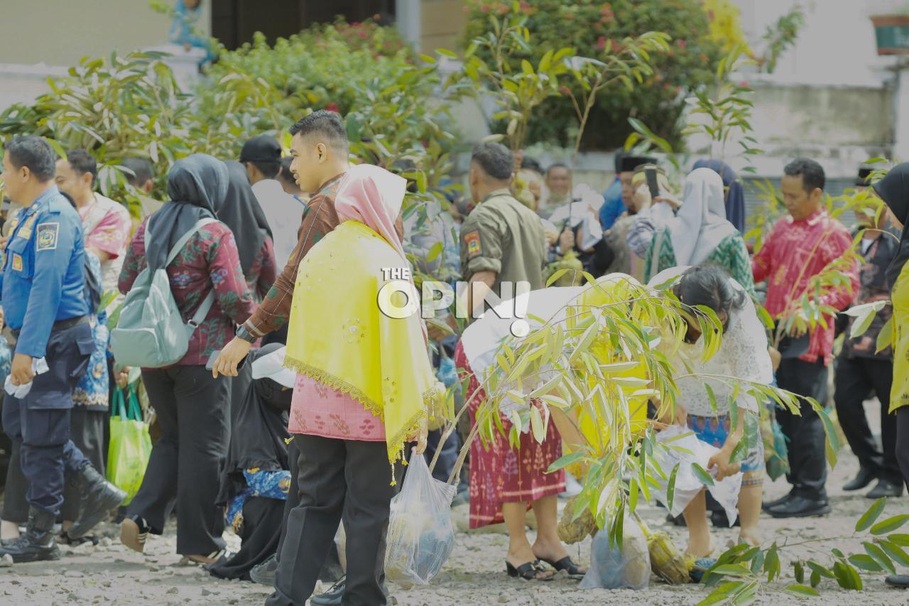 2.500 Bibit Durian Dibagikan, Parimo Perkuat Komoditas Unggulan Daerah