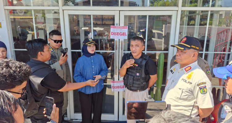 Satpol PP Palu Segel Usaha Berulang Kali Langgar Aturan Kebersihan