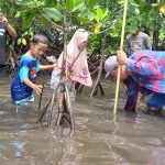 Aksi Tanam Mangrove Warnai Peringatan Hari Bumi di Parimo