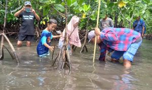 Aksi Tanam Mangrove Warnai Peringatan Hari Bumi di Parimo Aksi Tanam Mangrove Warnai Peringatan Hari Bumi di Parimo
