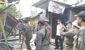 Pemkot Makassar Tertibkan Lapak PKL yang Ganggu Akses Puskesmas Tabaringan