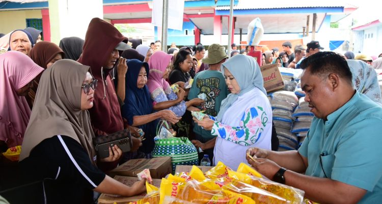 Wagub Idah Pastikan Pasar Murah Bersubsidi Bantu Warga Transmigran Taluditi