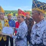 Guru dan Kepsek SD Terpencil di Tinombo Diganjar Penghargaan Bupati Parimo