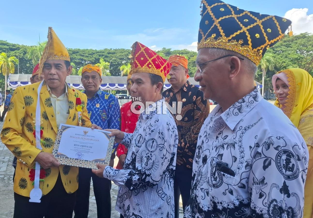 Guru dan Kepsek SD Terpencil di Tinombo Diganjar Penghargaan Bupati Parimo