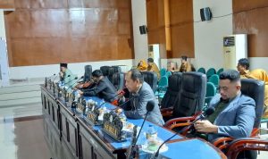 DPRD Parimo Soroti Pohon Rawan Tumbang di Lidah Gimba Kampal, DLH Dinilai Lamban DPRD Parimo Soroti Pohon Rawan Tumbang di Lidah Gimba Kampal, DLH Dinilai Lamban