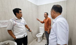 Tindaklanjuti Keluhan Warga, Bupati Parimo Tinjau Kerusakan WC di Puskesmas Sausu