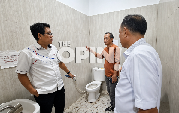 Tindaklanjuti Keluhan Warga, Bupati Parimo Tinjau Kerusakan WC di Puskesmas Sausu